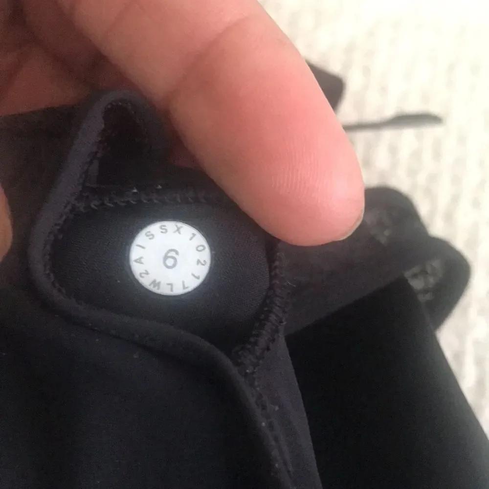 Lululemon sports bra black size 6. 0008 - Picture 4 of 5